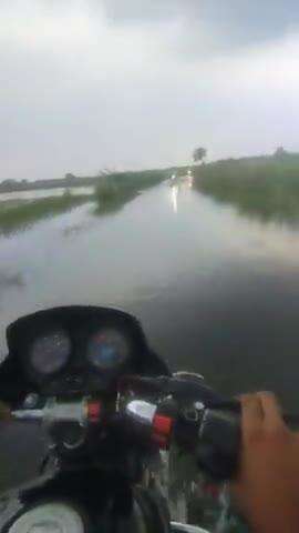 etawah dhana chetr chobiya se fardpura goun me road par pani chobiya