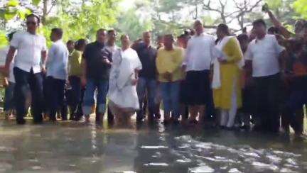 উদয়নারায়ণপুর: আমতা ও উদয়নারায়ণপুরের বন্যা পরিস্থিতি খতিয়ে দেখতে উপস্থিত মুখ্যমন্ত্রী মমতা ব্যানার্জি কুলটিকারি এলাকায়