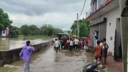 कौंच: कोंच के 3 मोहल्लों में बाढ़ का पानी घुसने से सैकड़ों लोग प्रभावित, SDM व विधायक ने बाढ़ प्रभावित इलाकों का किया निरीक्षण