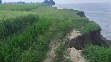 ইন্দাস: জলের তোড়ে ভেঙেছে পাড়, দুশ্চিন্তায় দিন কাটছে ইন্দাসের রোল গ্রাম পঞ্চায়েতের এলাকার দামোদর তীরবর্তী ভাসানের মানুষের