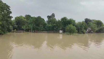 हर्रैया: सरयू नदी का घटने लगा जलस्तर, दुबौलिया क्षेत्र के लोगों की मुश्किलें नहीं हुईं कम