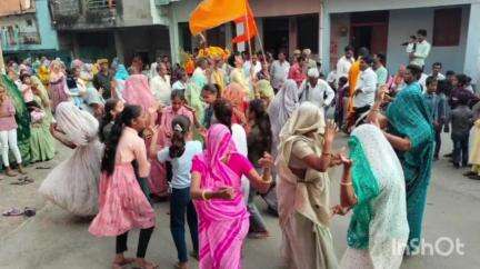 जावरा: धाकड़ धर्मशाला में श्रीमद् भागवत कथा के विश्राम अवसर पर भागवत पोथी यात्रा ग्राम के मुख्य मार्ग में निकली