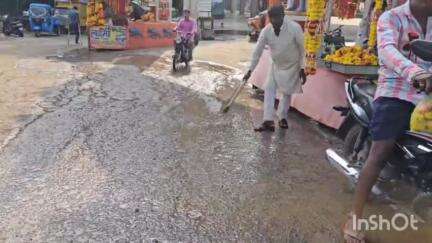 शाजापुर: मां राजेश्वरी मंदिर के मुख्य गेट के सामने दो जगह से फूटी पाइपलाइन, कीचड़ होने से श्रद्धालुओं को हो रही परेशानी