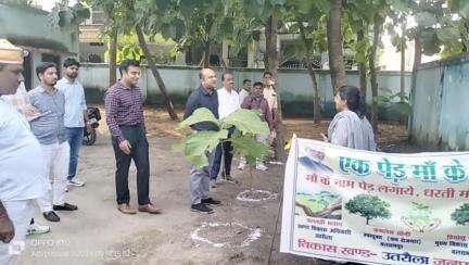 उतरौला: डीएम ने उतरौला विकास खंड का किया निरीक्षण, संबंधितों को दिए आवश्यक दिशा-निर्देश