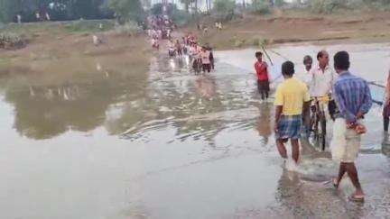 নলহাটি ১: ব্রাহ্মণী নদীর জল স্তর কমে যেতেই প্রাণের ঝুঁকি নিয়ে চলছে পারাপার প্রশাসনের নজরদারি নিয়ে উঠছে প্রশ্ন