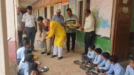 टिब्बी: टिब्बी के राजकीय महात्मा गांधी स्कूल में मिड-डे-मील के तहत श्री भोग का आयोजन, बच्चों को फल व स्टेशनरी बांटी गई