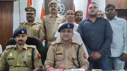 विकास नगर क्षेत्र से पुलिस ने 50000 के इनामी धोखाधड़ी आरोपी को किया गिरफ्तार