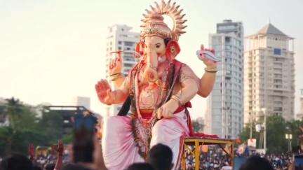 Ganesh Visarjan | बाप्पा चालले गावाला, चैन पडेना आम्हाला | Mumbai 
#GaneshVisarjan​ #GanpatiBappaMorya​ #DevendraFadnavis​ #देवेंद्रफडणवीस​ #Maharashtra