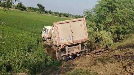 रहुई: रघुनाथपुर मोड़ के समीप अनियंत्रित हाईवा सड़क किनारे खाई में गया, चालक हुआ घायल