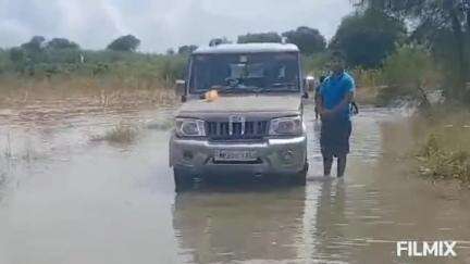 मुरैना: लेपा भिडोसा गांव में ग्रामीण और बच्चे जान जोखिम में डालकर रपटा कर रहे पार