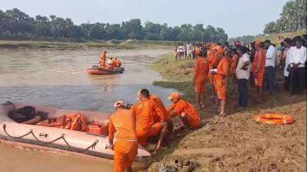 महागामा: एनडीआरएफ की टीम ने विशस खानी गांव की गेरुआ नदी में बहे किशोर को ढूंढने के लिए चलाया सर्च ऑपरेशन