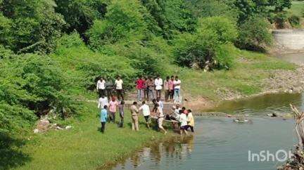 जावरा: ग्राम रिछाचांदा पुलिया से आगे नाले में मिला दिव्यांग व्यक्ति का शव, सूचना पर पहुंची पुलिस टीम ने निकलवाया बाहर