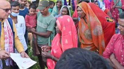 गोपद बनास: ग्राम हर्रई पहुंचे सीधी सांसद व प्रशासनिक अधिकारियों की टीम ने डायरिया से प्रभावित लोगों से की मुलाकात