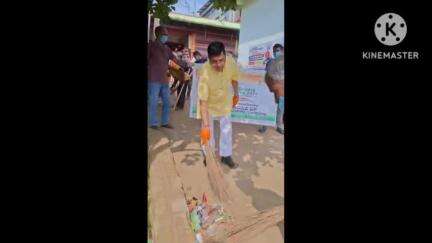 কৈলাশহর: কৈলাশহর গৌরনগর বাজার এলাকায় স্বচ্ছতা অভিযানে উপস্থিত মন্ত্রী টিংকু রায়