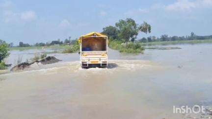 निघासन: निघासन तहसील क्षेत्र के भेड़ौरी, सूरत नगर, लाला पुरवा, कड़िया, डांगा समेत दर्जनों गांव बाढ़ के पानी में टापू में तब्दील