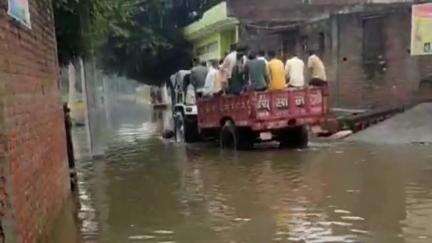 कासगंज: गंगागढ़ गाँव में लोगों के घरों तक घुसा बारिश का पानी, आलाधिकारियों से लगाई समाधान की गुहार