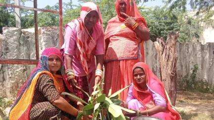 आंगनबाड़ी केंद्र पर पोषण माह के तहत गोद भराई,व एक पौधा मां के नाम पोधा रोपण किया गया