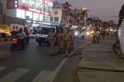 गोरखपुर: गोरखनाथ थाना क्षेत्र में थाना प्रभारी ने पैदल गश्त कर अतिक्रमण करने वालों को दी हिदायत, कार्रवाई की चेतावनी