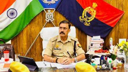 कानपुर: पुलिस उपायुक्त सेंट्रल ऑफिस में आईजीआरएस का काम देख रहे पुलिस कर्मियों के साथ पुलिस उपायुक्त ने की मीटिंग