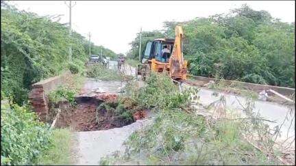 इटावा: इटावा-ग्वालियर राष्ट्रीय राजमार्ग पर भारी बारिश से कामेत पुलिया क्षतिग्रस्त, भारी वाहनों को किया गया डायवर्ट