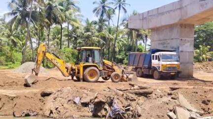 ചാവക്കാട്: ദേശീയപാത വികസനത്തിന് കടപ്പുറത്ത് കനോലി കനാൽ നികത്തുന്നതായി പരാതി, നിർമാണ പ്രവർത്തനം തടഞ്ഞ് പ്രതിഷേധിച്ചു