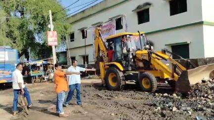 पांकी: स्कूल के पास गंदगी के अंबार को पाकीपुर के मुखिया और पूर्व मुखिया ने जेसीबी लगवाकर करवाया साफ