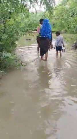 बोली:- ग्रामीण क्षेत्र देवता बैरवा बस्ती में लोगो के घरों में पानी गुसा इससे लोगो को हो रही परेशानी लेकिन सरपंच कुछ नही