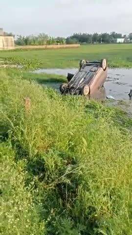 barsoi se gari road road se gadde mein jakar gira 5,20,24, jafarpur do aadami tha gadi mein Jafalpur ke aadami बार-बार k