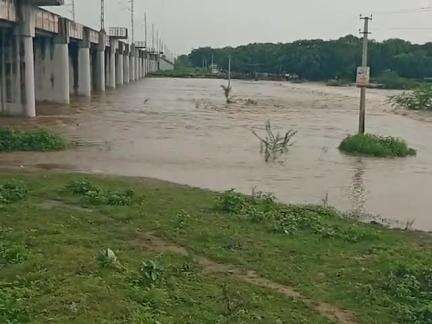 सोजत बगड़ी नगर में मूसलाधार बरसात से नदियां उफान पर आने जाने के लिए रास्ते हुए ब्लॉक संपर्क टूटा