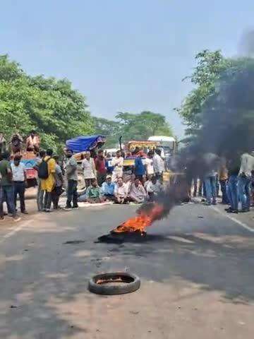 road banane ke liye kiya gya chakka jaam....bhagvanpur pul ...pawana ara Bhojpur