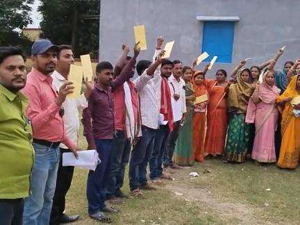 बिहार प्रदेश जीविका कैडर संघ प्रखंड ईकाई बिहारीगंज मधेपुरा (बिहार) में एक दिवसीय धरना प्रदर्शन करते हुए सभी कैडर व दीदी