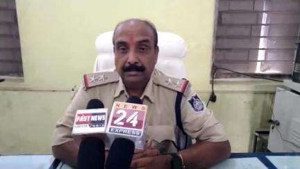 ग्राम सुवासा में लहसुन चोरी गिरोह उन्हेल पुलिस के हाथ चेकिंग के दौरान लगे जहां चोरों से  6 लहसुन व 2 मोटरसाइकिल जप्त की।