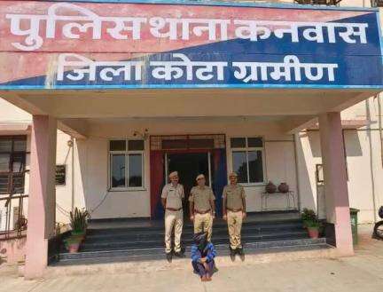 जिला कोटा ग्रामीण पुलिस की अपराधियों के खिलाफ #निरंतर_कार्यवाही जारी 

थाना कनवास ने शराब के ठेके पर हुई #डकैती के मामले में 01 फरार #वांछित_अपराधी को #गिरफ्तार करने में सफलता हासिल की