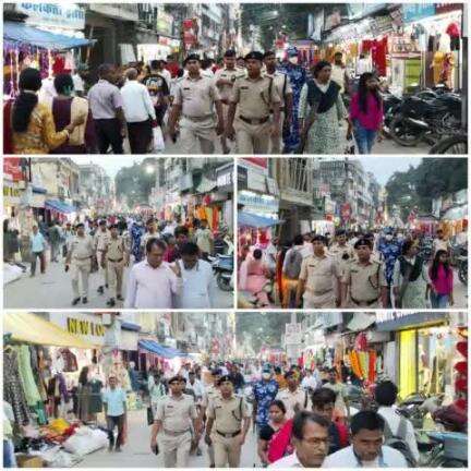 आज दिनांक-29.10.24 को Dy.Sp Traffic के नेतृत्व में कटिहार के शहरी क्षेत्रों में #आगामी_पर्व_2024 को शांतिपूर्ण माहौल में सम्पन्न कराने एवं विधि-व्यवस्था बनाए रखने हेतु #फ्लैग मार्च निकला जा रहा है I