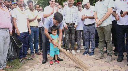 GM,BLW Shri S.K. Srivastava participated in Shramdaan for cleanliness activities as part of #SwachhataHiSeva, commemorating Gandhi Jayanti