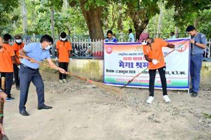 GM,BLW Shri S.K. Srivastava participated in Shramdaan for cleanliness activities as part of #SwachhataHiSeva, commemorating Gandhi Jayanti. 
#SwachhBharat
#SHS2024