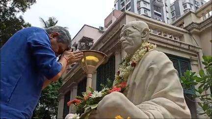 Hon’ble MR Shri Ashwini Vaishnaw paid homage to Mahatma Gandhi on #GandhiJayanti during his visit to Gandhi Bhawan.