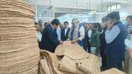 The Union Minister #girirajsinghbjp emphasized the importance of innovation in products, suggesting blends like #jute with bamboo and recycled #cotton with synthetic fibers for floor coverings and carpets to boost #global competitiveness.