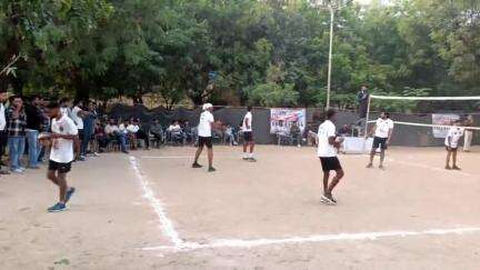 🚔🤝 पुलिस और जनता के बीच मेलजोल बढ़ाने की पहल! 🏐🚔🤝
आयुक्तालय उत्तर जिले में आयोजित *पुलिस-पब्लिक वॉलीबॉल प्रतियोगिता* के तहत आज थाना आमेर व गलतागेट की टीमों के बीच रोमांचक मैच हुआ, जिसमें थाना आमेर की टीम विजेता रही।