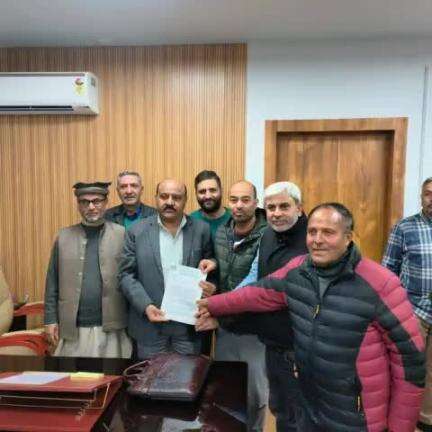 All Kashmir Labour Union Federation met with Deputy Chief Minister Mr. Surinder Choudhary to discuss various issues concerning labours. The Deputy Chief Minister assured the federation that all their demands would be fulfilled.
Ashiq Husain