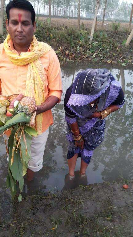 आज आनंदपुर कालौनी मै छटपुजा मनाया गाव मे 300 वोट है जो भी नेता छटघाट व 8फिट का रोड बनाएगा वोट उस पार्टी को मिलेगा