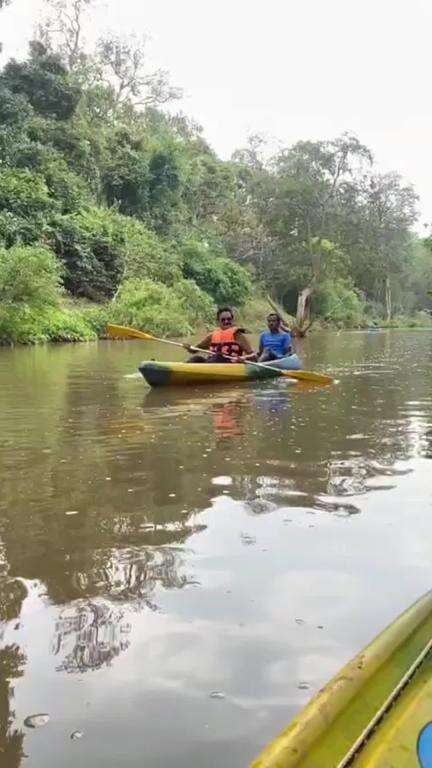 घुड़मरास में कयाकिंग और बम्बू राफ्टिंग।