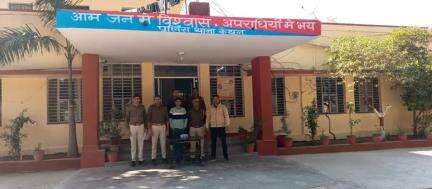 जिला कोटा ग्रामीण पुलिस की #अवैध_हथियार के खिलाफ कार्यवाही जारी 

थाना कैथून व जिला पुलिस टीम ने #संयुक्त कार्यवाही करते हुए 01 आरोपी को गिरफ्तार कर, उसके पास से 01 #अवैध_हथियार_देशी_पिस्टल को #जप्त करने में सफलता हासिल