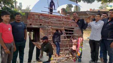 टुंडी - कोटालडीह के हनुमान मंदिर प्रांगण में स्थित माँ काली मंदिर का छत ढलाई में भक्तों ने किया श्रमदान