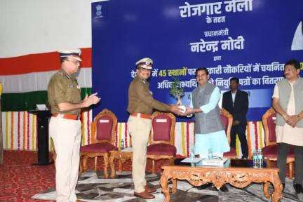 14 वां रोजगार मेले के अवसर पर श्री अमित कुमार, आईपीएस, अपर महानिदेशक, सेंट्रल जोन सीआरपीएफ मुख्य अतिथि श्री तोखन साहू, केंद्रीय आवासन एवं शहरी विकास राज्य मंत्री, भारत सरकार का एक प्लांटर देकर स्वागत करते हुए l