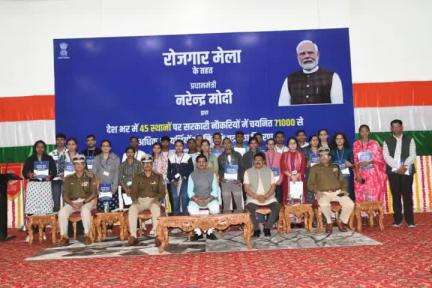 ग्रुप केंद्र, सीआरपीएफ, रायपुर में आयोजित रोजगार मेले के सफलतापूर्वक समापन  उपरांत अभ्यर्थियों के साथ ग्रुप फोटोग्राफी