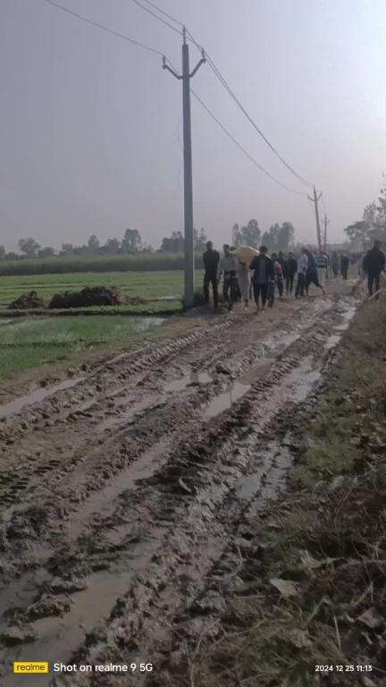 Moujampur sadat,post- jhakkaki,teh-Najibabad, Bijnor, U.P
शमशान घाट जाने वाला छतिग्रस्त मुख्य रास्ता कई वर्षो से खराब ह