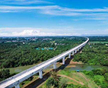 Swift and Serene 🚄
Over 200,000 noise barriers have been installed along the 100+ km Mumbai-Ahmedabad #BulletTrain viaduct to minimize noise pollution and ensure a peaceful journey, all while preserving the scenic views.