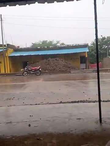 Aaj gram bijhori men jhamajham barish