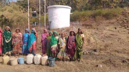 thand ke mosam mai bhi pani kee samsaya se jujh Rahe hai gramin jimedar Anjan panchayat devri kala ke poshak gram imalai